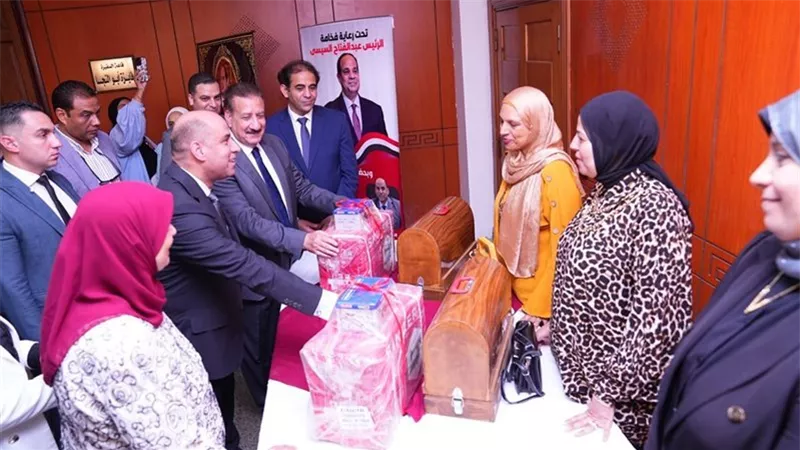 وزير العمل ومحافظ بورسعيد يُسلّمان عقود عمل لذوي الهمم وشهادات تدريب