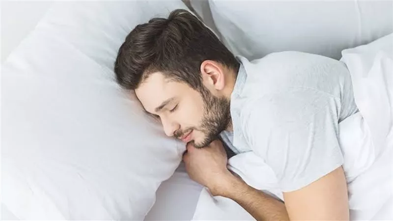 دقائق بجوار النافذة مساءً.. هل تساعد الجسم على الاسترخاء وتحسن جودة النوم؟