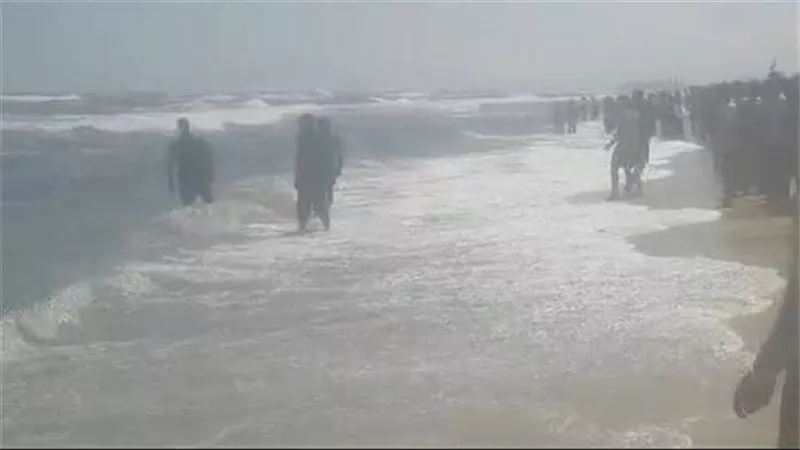 إخلاء شاطئ جمصة من المصطافين بعد ارتفاع الأمواج ووقوع حوادث غرق