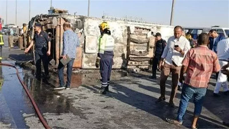فاجعة على صحراوي الإسماعيلية.. اشتعال أتوبيس إثر تصادمه بنقل يخلّف 3 وفيات و11 مصاباً