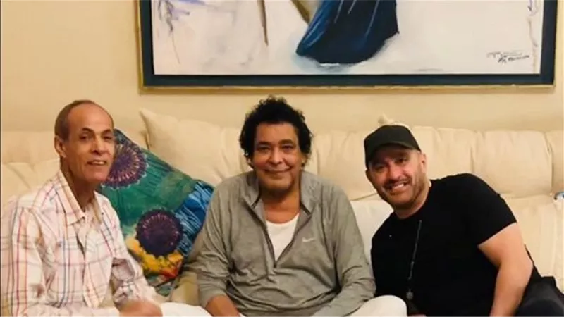«النجم الكبير حبيب الناس كلها».. محمود موسى ينشر صورة مع محمد منير وأحمد السقا