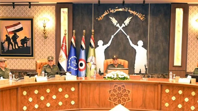 الفريق أشرف سالم زاهر القائد العام للقوات المسلحة وزير الدفاع والإنتاج الحربى يتفقد إختبارات القبول بالأكاديمية العسكرية  