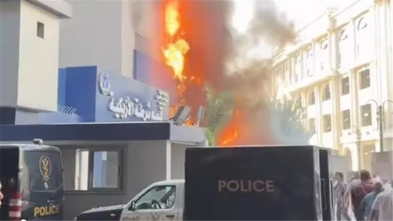 ماس كهربائي بأحد التكييفات يتسبب في حريق محدود بقسم شرطة الأزبكية