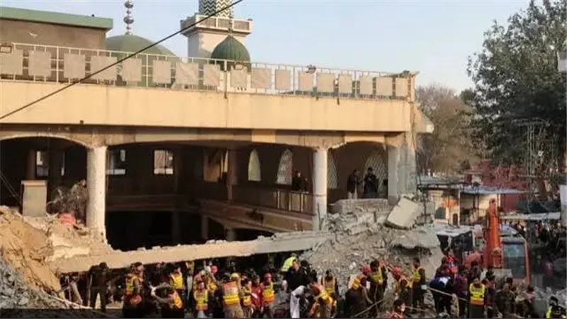 17 قتيلا و40 مصابا في انفجار مسجد بمقر قيادة للشرطة فى باكستان