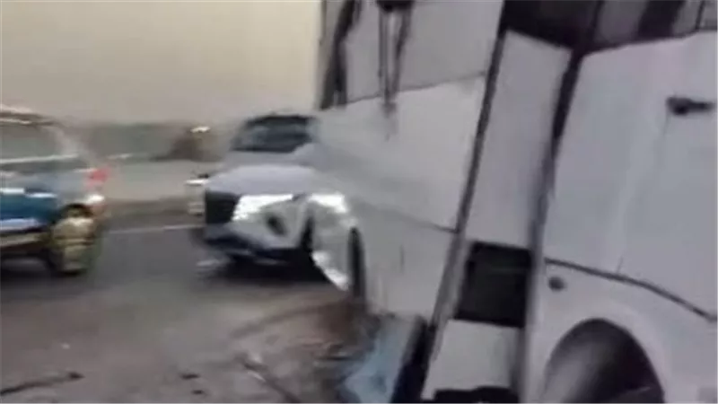 حادث مروع يقتل شخصا ويصيب 25 آخرينأعلى الطريق السياحي