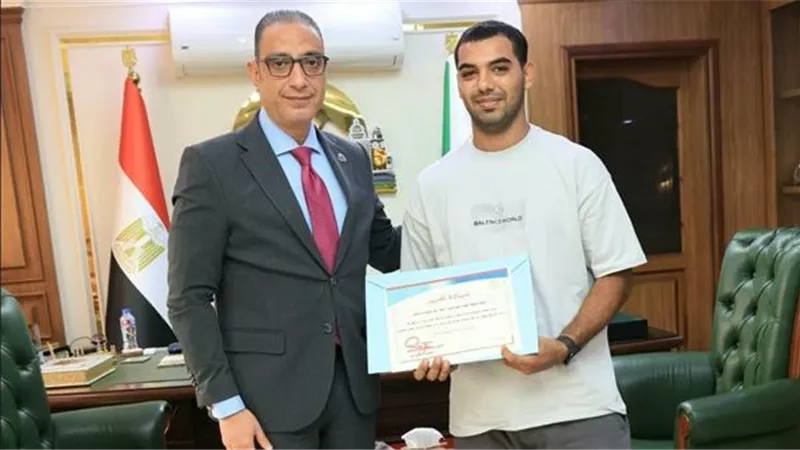 محافظ الجيزة يكرم مواطنًا أنقذ طفلًا عقب سقوطه من الطابق الثالث