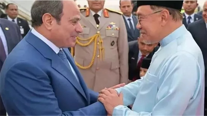 الرئيس السيسي يعزز الشراكة المصرية الماليزية.. إشادة بدور الأزهر ودعوة ملك ماليزيا لزيارة القاهرة