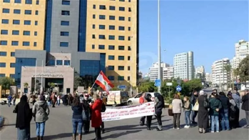 نشطاء يعتصمون أمام مبنى تابع لوزارة المالية اللبنانية