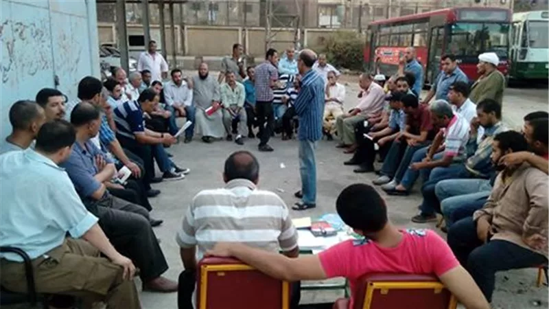 سائقو النقل العام يهددون بالإضراب قبل بدء العام الدراسي