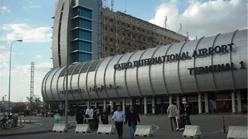 رئيس هيئة الرقابة المالية الإندونيسي يصل القاهرة