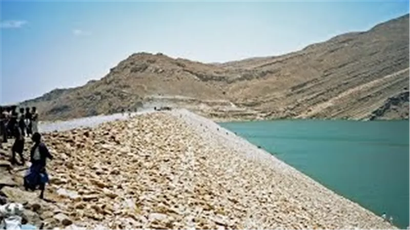 بالفيديو.. رفع أعلام اليمن على سد مأرب